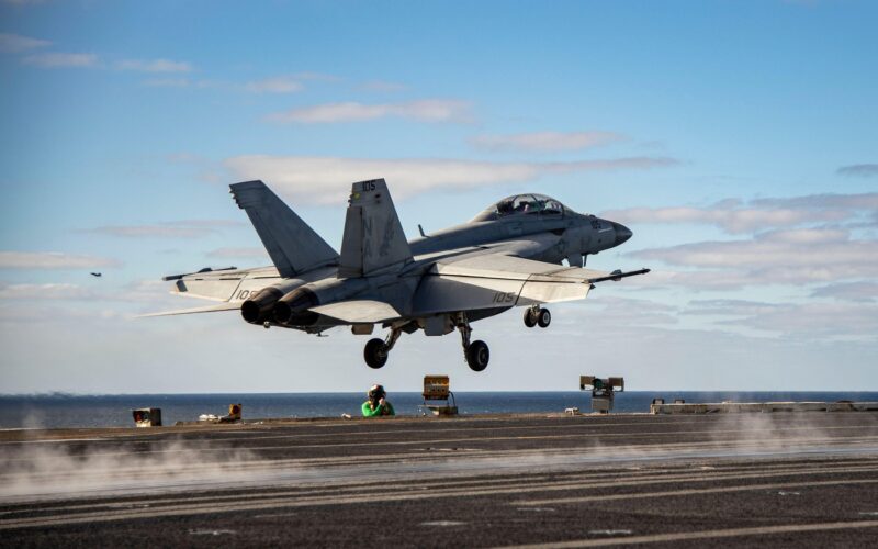 Avion american F-18 decolând de pe un portavion