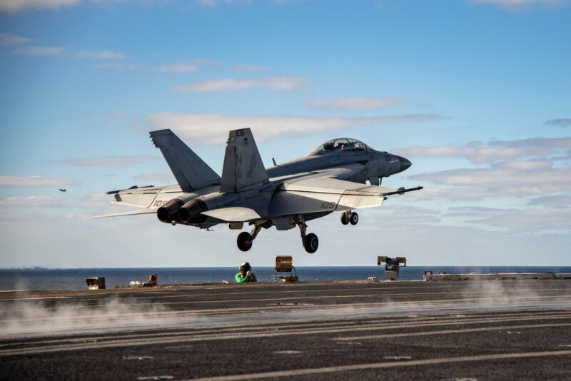 Avion american F-18 decolând de pe un portavion