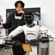 Robot umanoid, produs de compania chineză Agibot, în timp ce prepară un sandwich