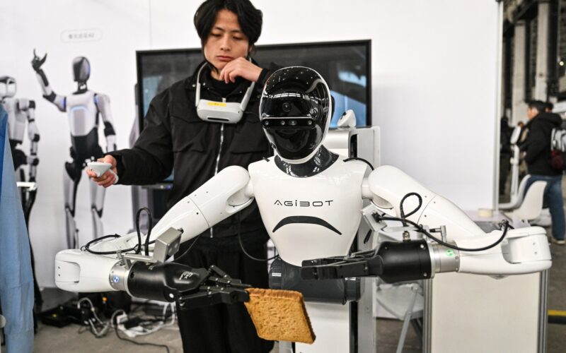 Robot umanoid, produs de compania chineză Agibot, în timp ce prepară un sandwich