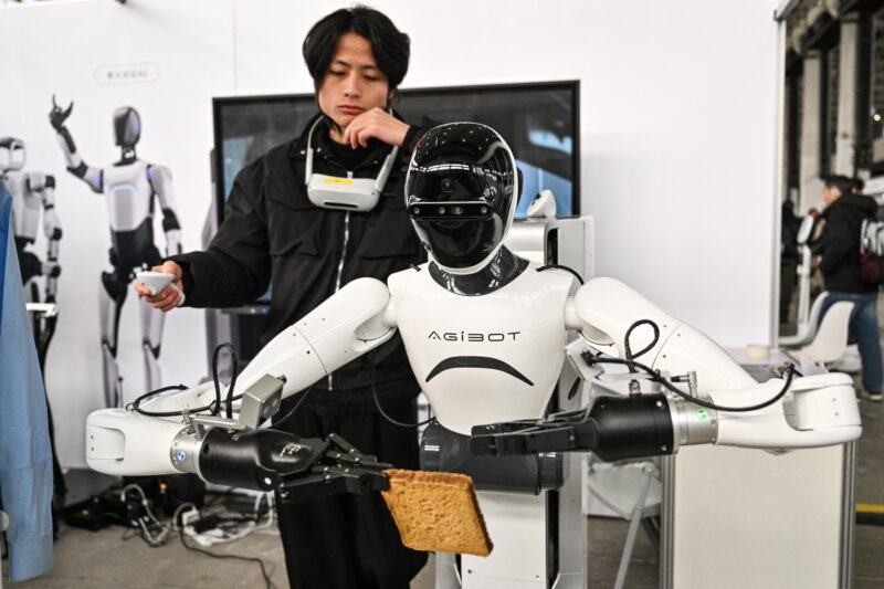 Robot umanoid, produs de compania chineză Agibot, în timp ce prepară un sandwich