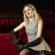 Tilly Lockey sta pe un scaun