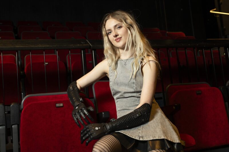 Tilly Lockey sta pe un scaun