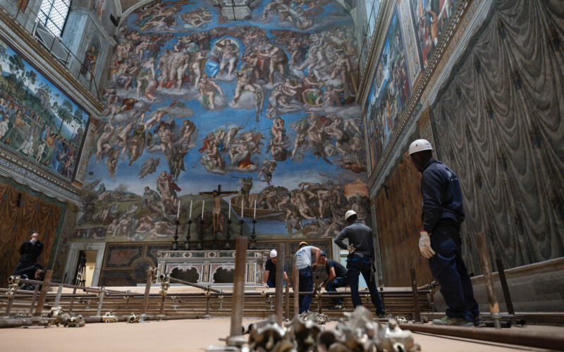 Tehnicieni care pregătesc pentru conclav Capela Sixtină din Bazilica Sfântul Petru, Vatican
