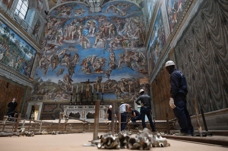Tehnicieni care pregătesc pentru conclav Capela Sixtină din Bazilica Sfântul Petru, Vatican