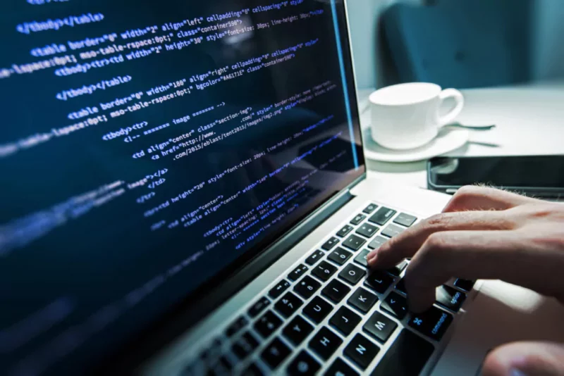 un programator lucreaza la laptop