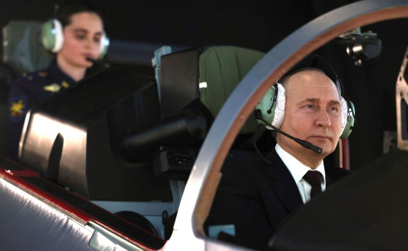 presedintele rus vladimir putin se afla in carlinga unui avion