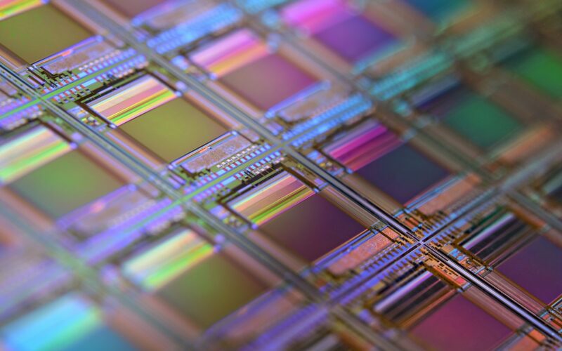 TSMC și Intel avansează tehnologia microcipurilor și sparg bariera de 2 nanometri