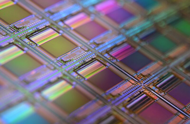 TSMC și Intel avansează tehnologia microcipurilor și sparg bariera de 2 nanometri