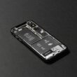 un telefon apple desfacut pentru a i se vedea o parte din componente