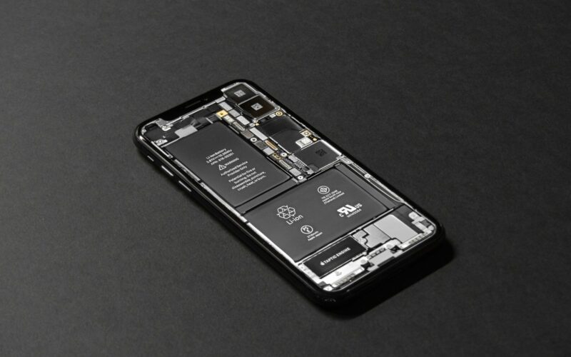 un telefon apple desfacut pentru a i se vedea o parte din componente