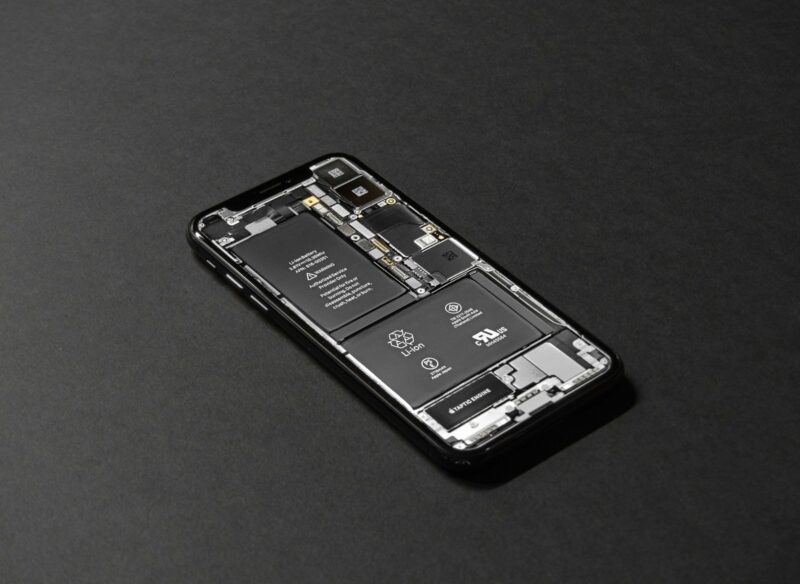 un telefon apple desfacut pentru a i se vedea o parte din componente