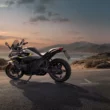 motocicleta bmw la malul marii la apus de soare