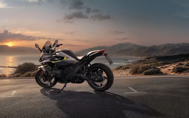 motocicleta bmw la malul marii la apus de soare