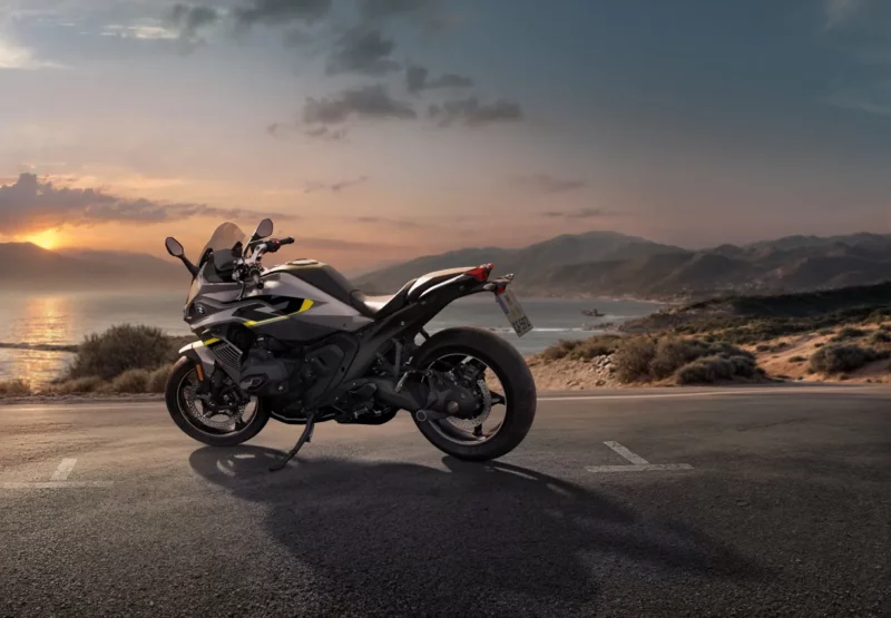 motocicleta bmw la malul marii la apus de soare