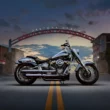 noua motocicleta harley davidson fotografiata in mediul urban