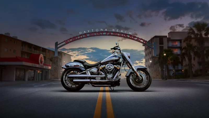 noua motocicleta harley davidson fotografiata in mediul urban