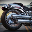spate motocicleta cruiser fotografiata pe strada