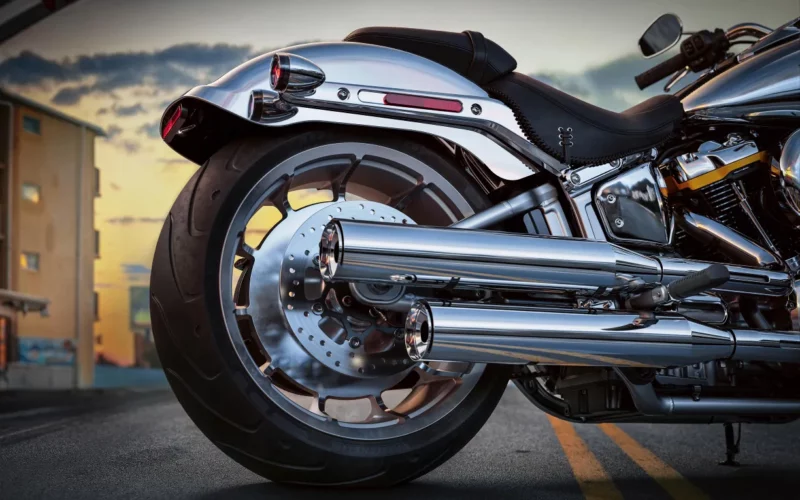 spate motocicleta cruiser fotografiata pe strada