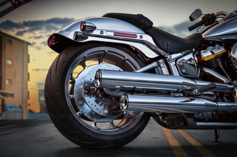 spate motocicleta cruiser fotografiata pe strada