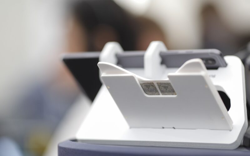 o tableta este folosita la alegeri pentru verificarea identitatii alegatorilor