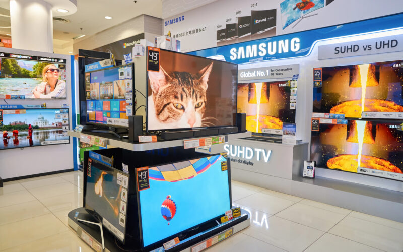 televizoare samsung intr-un magazin