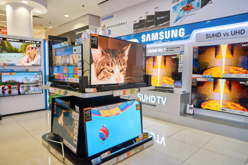 televizoare samsung intr-un magazin