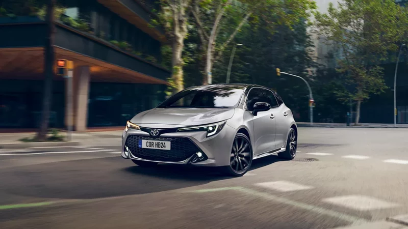 model de performanta toyota corrola GR intr-o intersectie