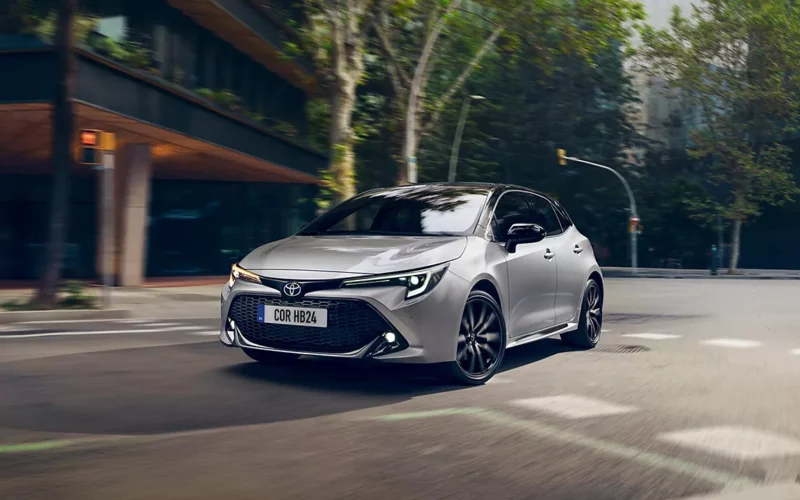 model de performanta toyota corrola GR intr-o intersectie