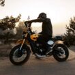 motocicleta triumph scrambler fotografiata off road
