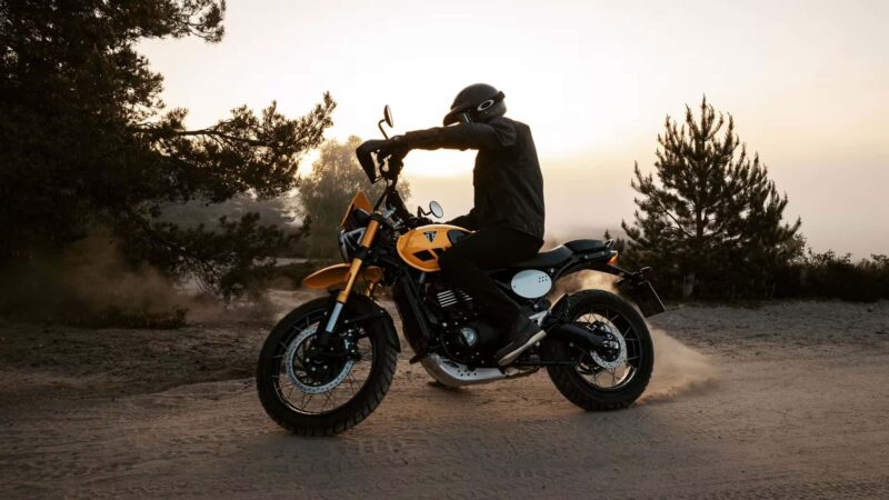 motocicleta triumph scrambler fotografiata off road