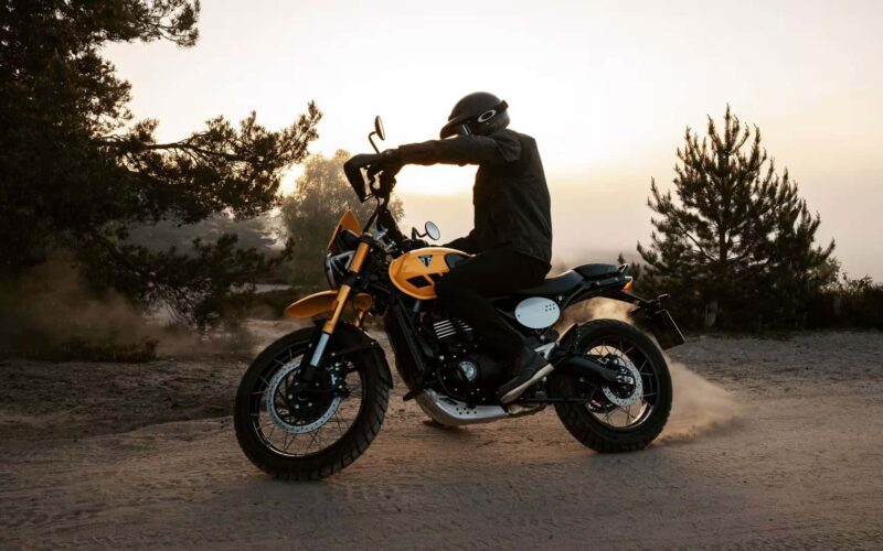 motocicleta triumph scrambler fotografiata off road