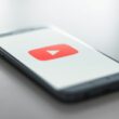 Aplicația Youtube deschisă pe un telefon mobil