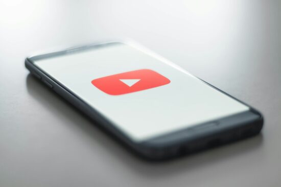 Aplicația Youtube deschisă pe un telefon mobil