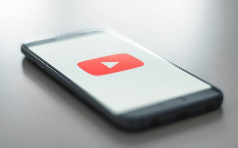 Aplicația Youtube deschisă pe un telefon mobil
