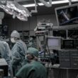 medici in sala de operație