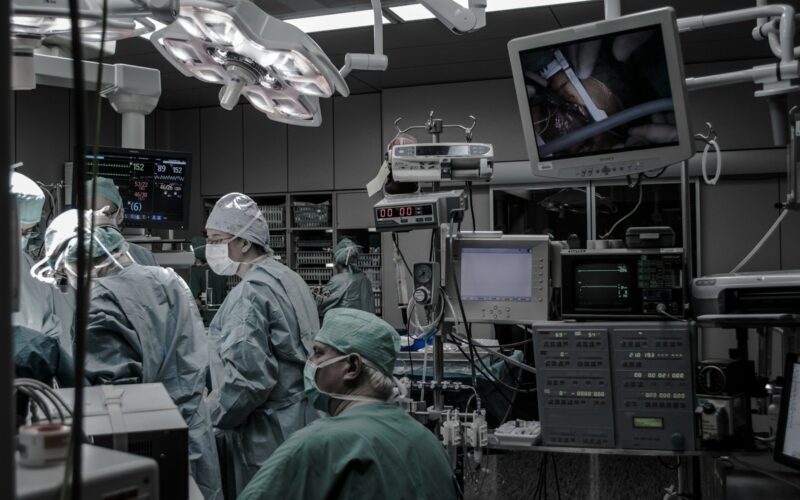 medici in sala de operație