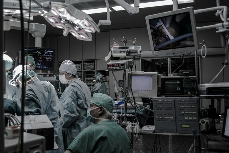 medici in sala de operație