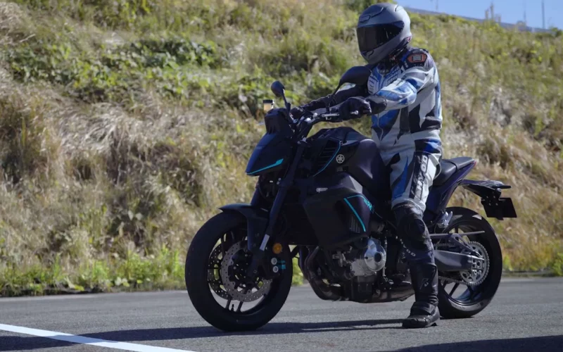 prototip motocicleta yamaha mt09 hibrid fotografiata in viata reala