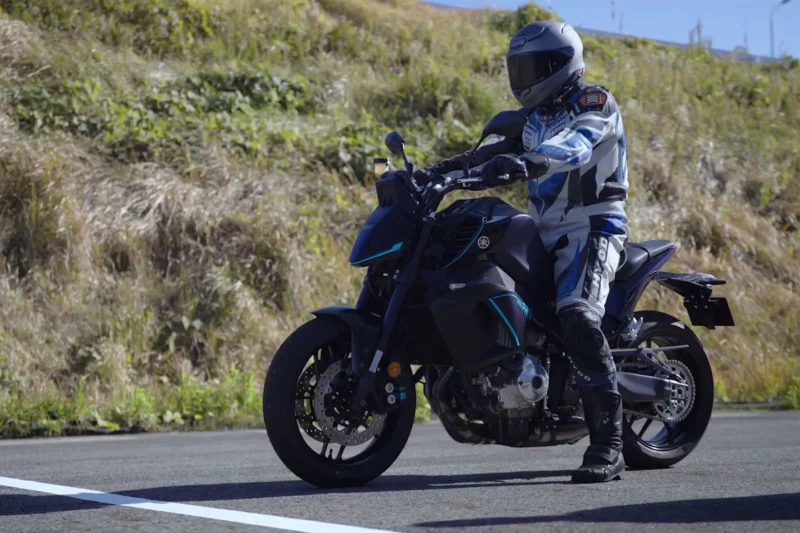 prototip motocicleta yamaha mt09 hibrid fotografiata in viata reala