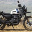 motocicleta adventure din india fotografiata in off road