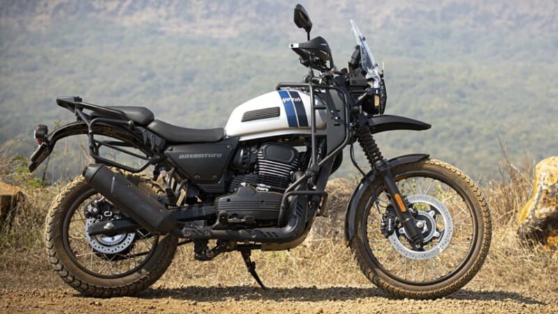 motocicleta adventure din india fotografiata in off road