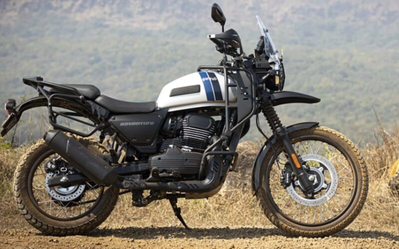 motocicleta adventure din india fotografiata in off road