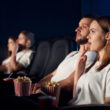 oameni intr-un cinematograf