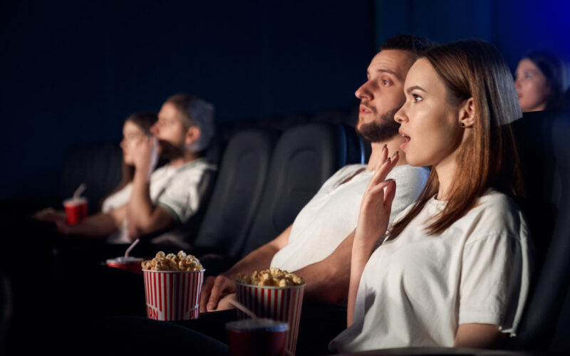oameni intr-un cinematograf