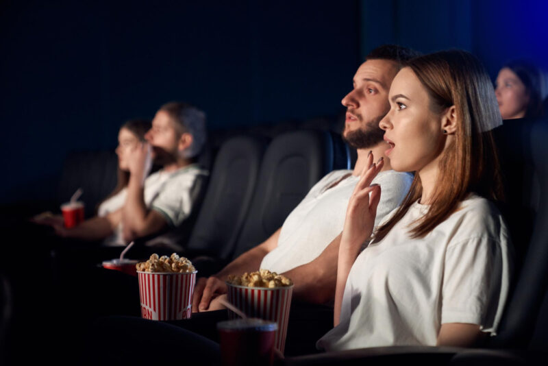 oameni intr-un cinematograf