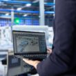 un angajat foloseste un laptop intr-o fabrica