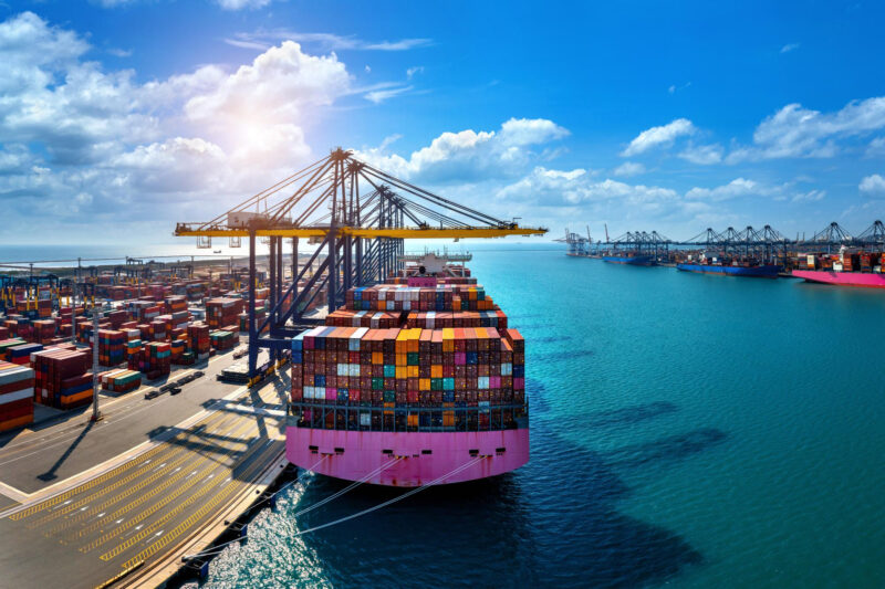 nava cargo intr-un port