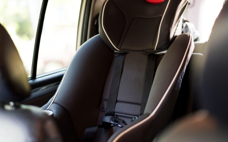 un scaun auto pentru copii montat intr-o masina