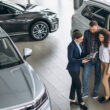 doi clienti discuta cu un dealer auto